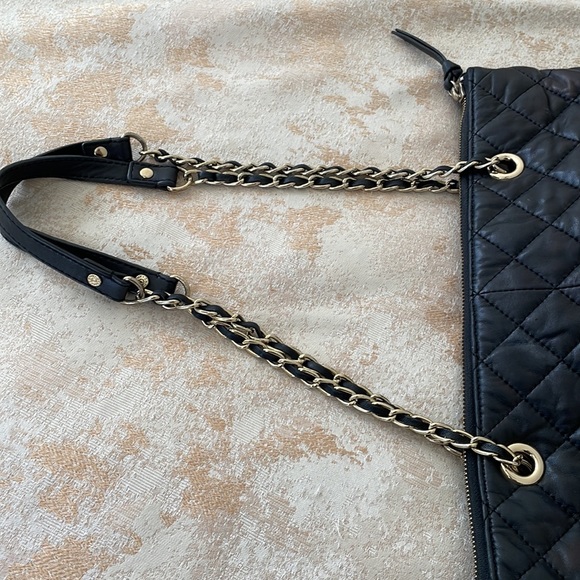 DKNY QUILTED LEATHER BLK TOTE - Picture 3 of 6